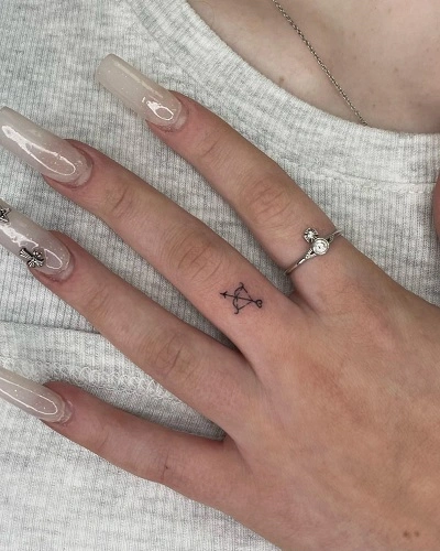 Arrow Finger Tattoos for Women