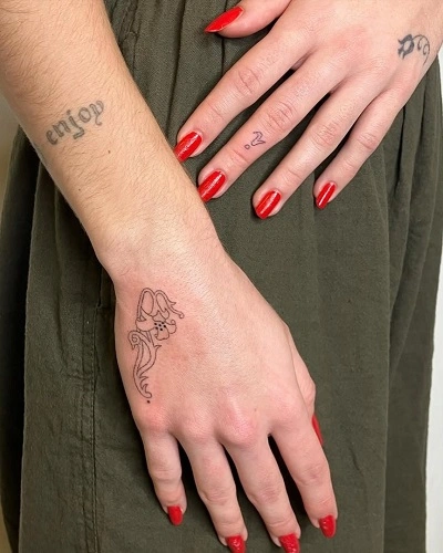 Hand Tattoos for Women Simple