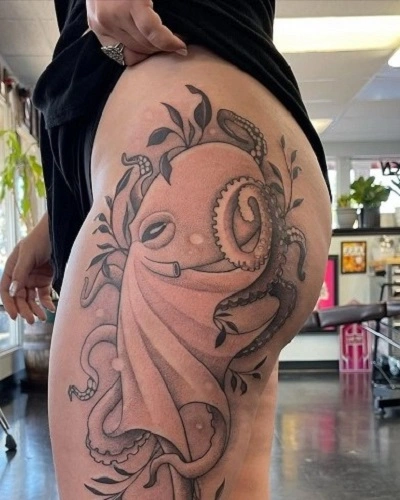 Women's Octopus Thigh Tattoo