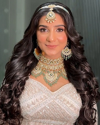 Loose Curls with Maang Tikka
